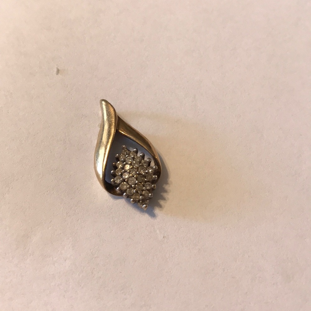 Diamond cluster pendant
